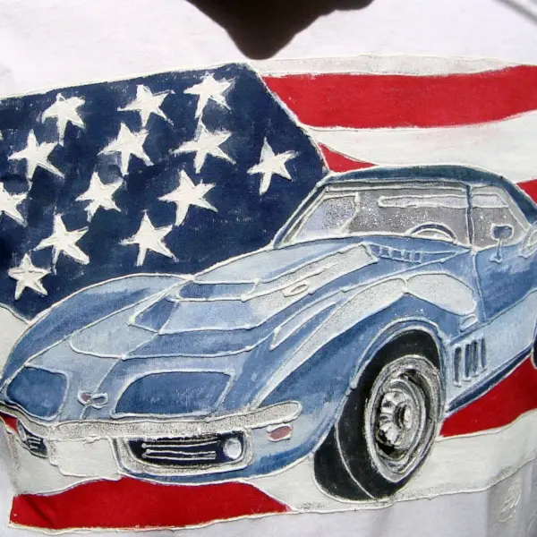 "Шевролет Корвет"и Американското знаме.