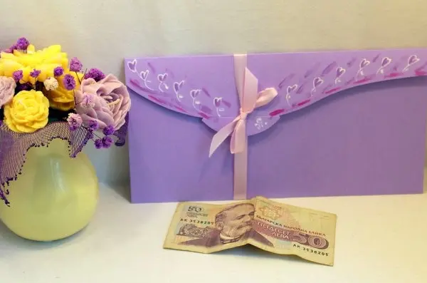 "Пликове за пари"с нарисувани сърца.