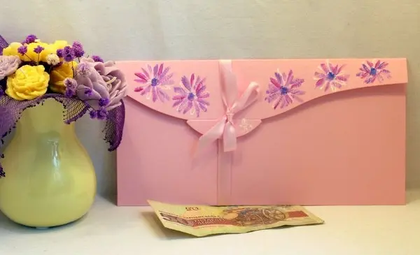 "Пликове за пари"с нарисувани с пъстри цветя.