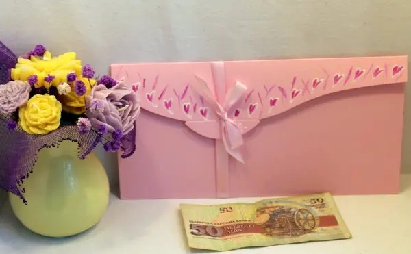 "Пликове за пари"с нарисувани сърца.