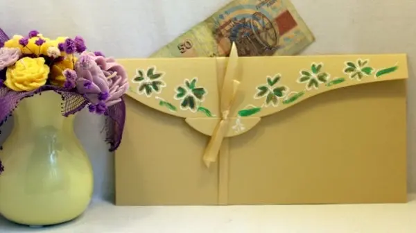 "Пликове за пари"с нарисувани четирилистни детелини.