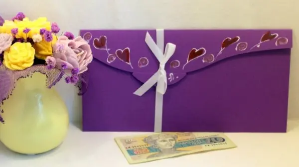"Пликове за пари"с нарисувани сърца.