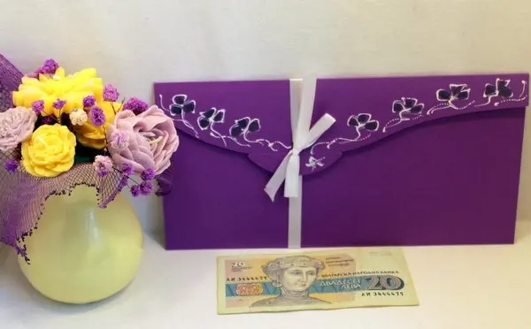 "Пликове за пари"с нарисуван кичур цветя.