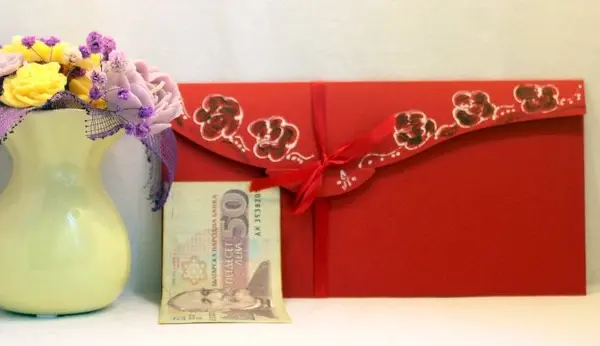 "Пликове за пари"с нарисувана цветна клонка.