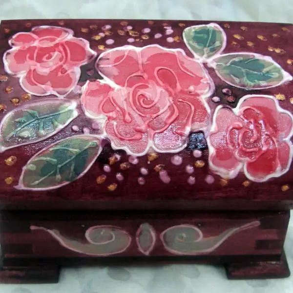 "Рози"ръчно рисувана в/у дървена кутия за бижута.