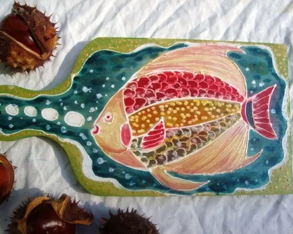 "Златна рибка" ръчно рисувана в/у кухненска дъска.