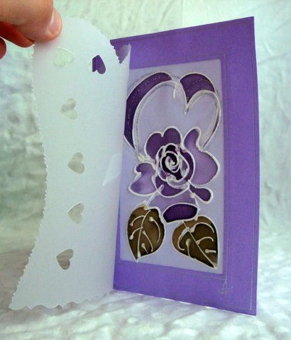 "Сватбени покани"-Лилава роза под сърцат ореол.